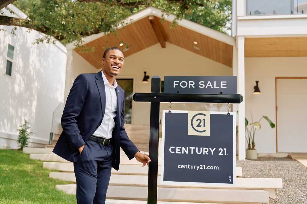 C21_Stills_Exterior_AgentWithSign1_081524 (1)